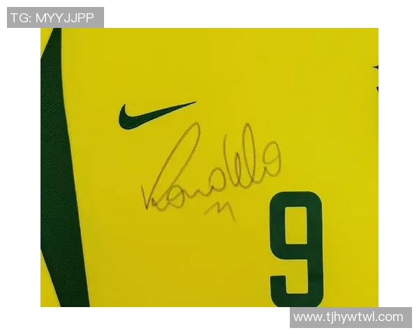 足球明星签名球衣图片展示收藏价值与独特魅力的完美结合 足球明星签名球衣图片展示收藏价值与独特魅力的完美结合