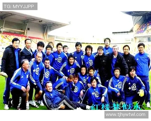 足球明星大巴上欢唱朋友情谊深厚展现团队精神与友谊的力量